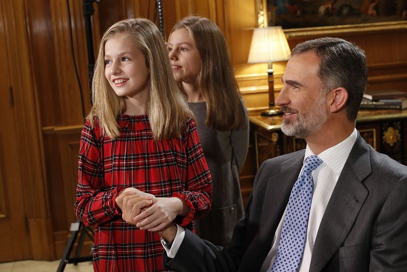 La princesa Leonor coge de la mano a su padre, el rey Felipe VI
