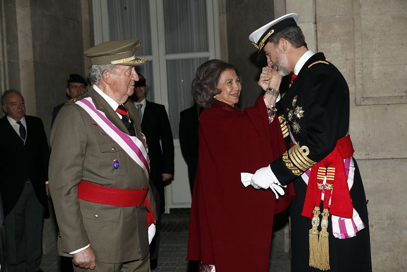 El rey besa la mano de su madre, la reina Sofia, en presencia de su padre, el rey Juan Carlos I, durante la última Pascua Militar