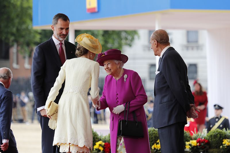El rey Felipe VI y la reina Letizia saluda a la reina Isabel II y el duque de Edimburgo
