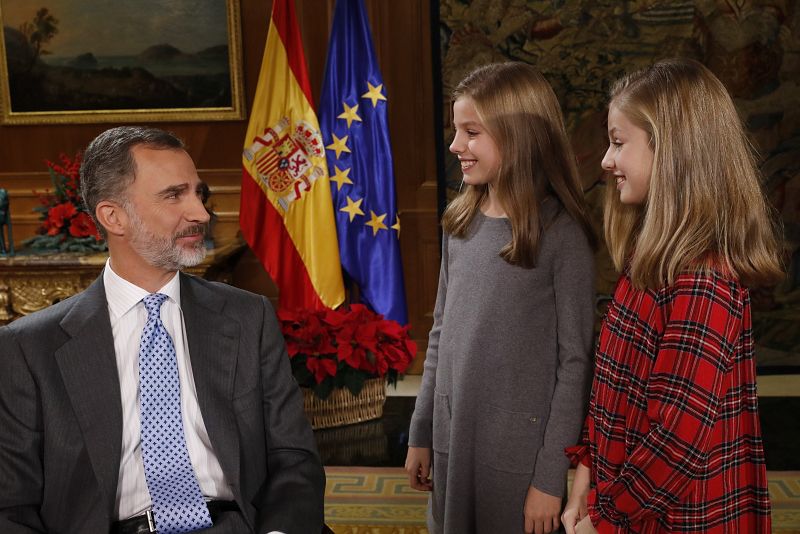 Felipe VI charla con sus hijas, la princesa Leonor y la infanta Sofía, en una pausa de la grabación del discurso de Nochebuena del rey