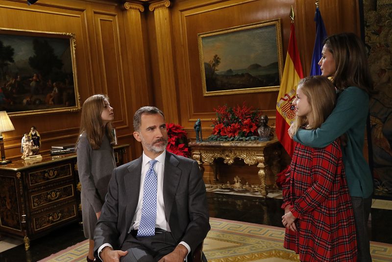 La reina Letizia, la princesa Leonor y la infanta Sofía, junto al rey en el Salón de Audiencias en una pausa de la grabación del mensaje de Nochebuena