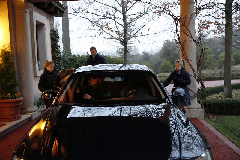 Los miembros de la Familia Real entran a su coche para ir al colegio