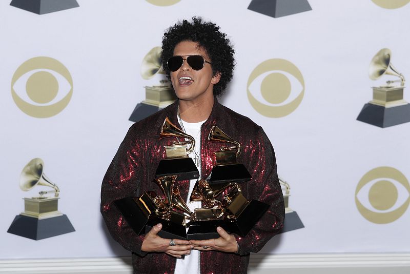 Bruno Mars, el gran triunfador de la noche, posa en la sala de prensa del Madison Square Garden