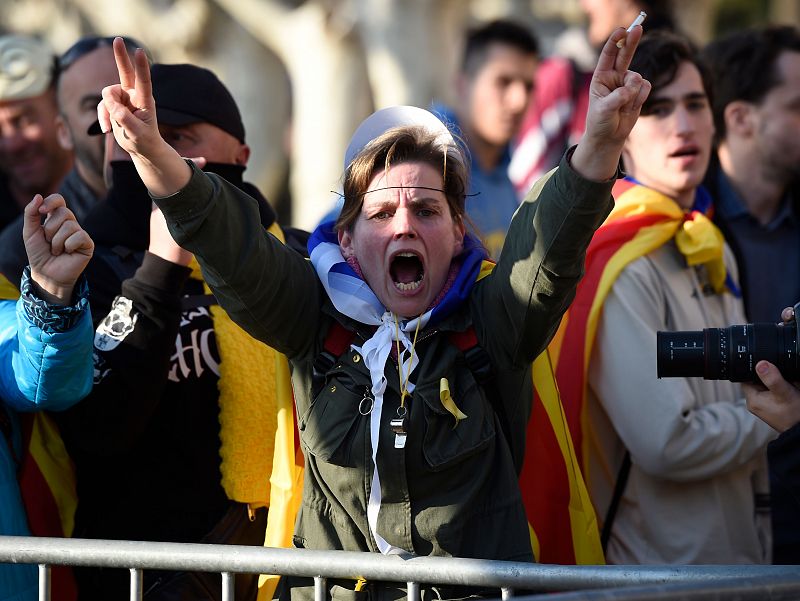 Una de las manifestantes que se han congregado en las inmediaciones del Parlamento de Cataluña