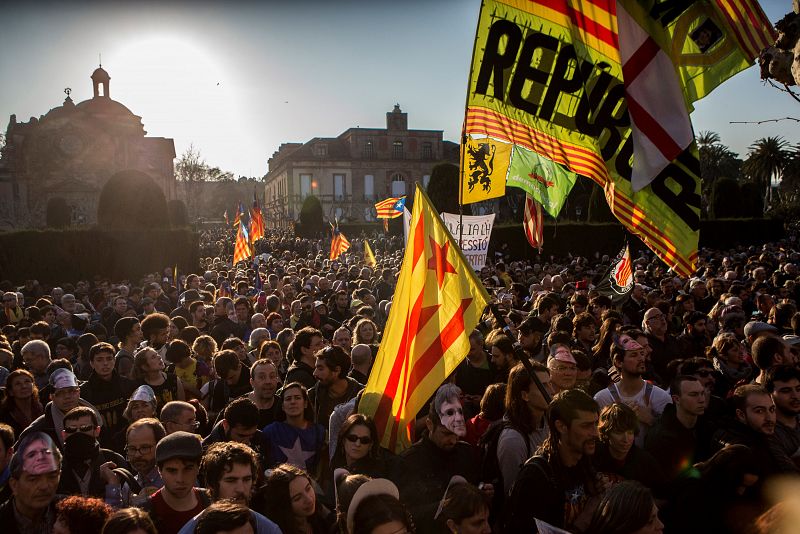 Cientos de personas protestan ante las puertas del Parlament