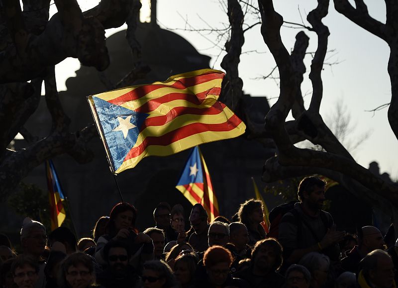 Miles de personas se han congregado en las inmediaciones del Parlament de Cataluña