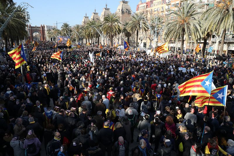 Manifestantes independentistas frente al Arco de Triunfo de Barcelona
