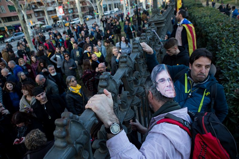 Los independtistas desbordan las puertas de la Ciudadela