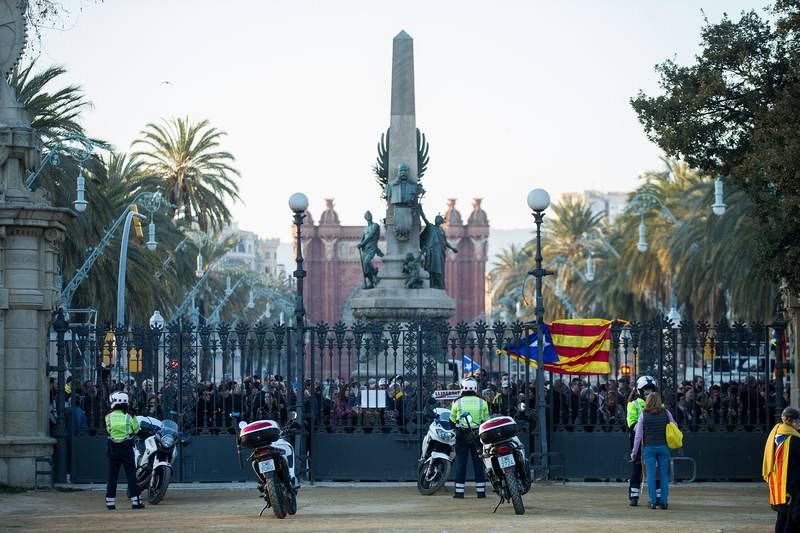 Los Mossos vigilan las entradas al parque de la Ciudadela
