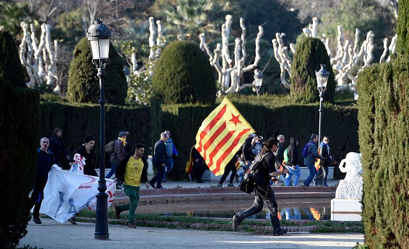 Los manifestantes se plantan ante el Parlament