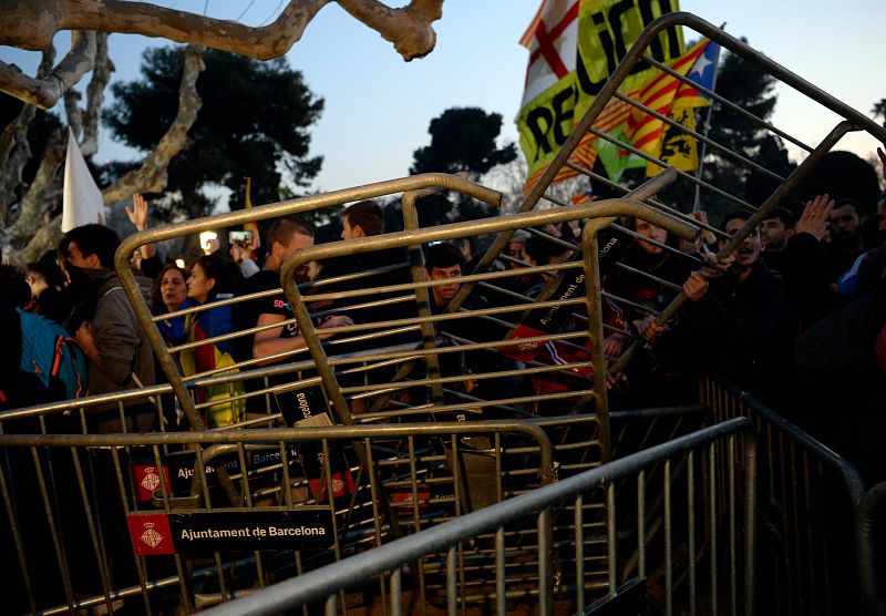 Manifestantes independentistas derriban las vallas de seguridad en la Ciudadela