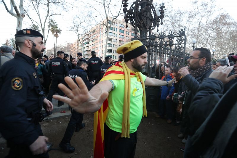 Tensión entre manifestantes independentistas y Mossos d'Esquadra