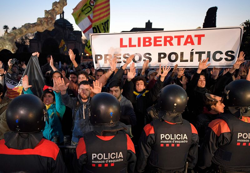 Despliegue de los Mossos ante las puertas del Parlament de Cataluña