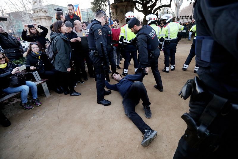 Los Mossos d'Esquadra cargan ante el Parlament