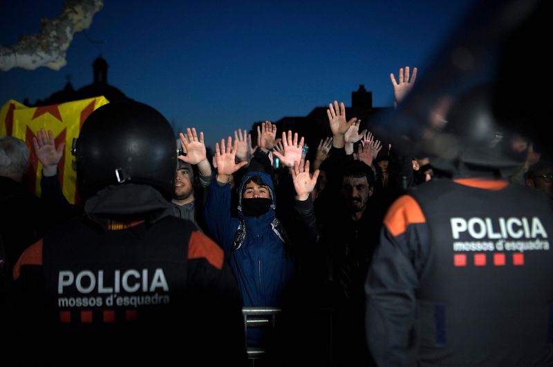 Cordón policial ante las puertas del Parlamento de Cataluña