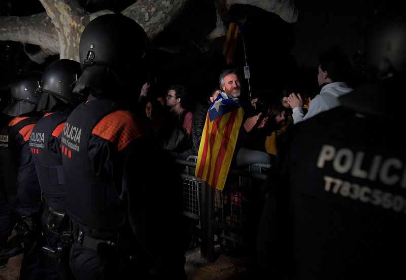 Los manifestantes independentistas deciden acampar frente al Parlament