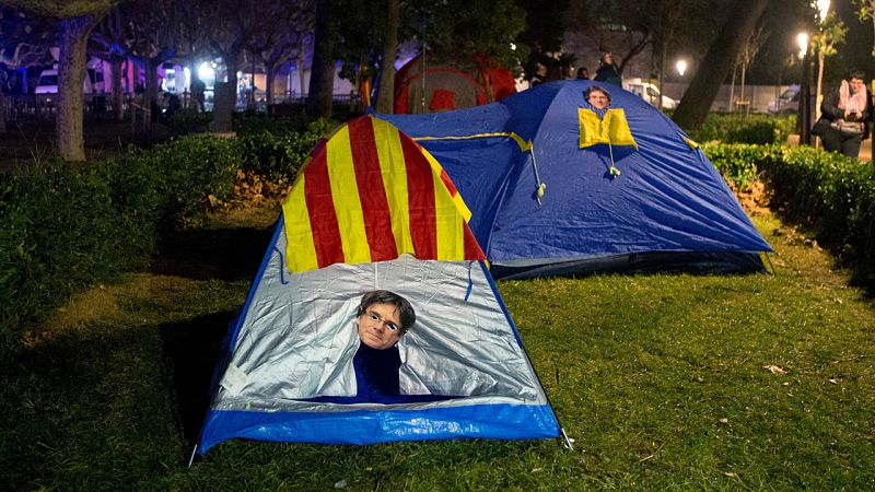 Las protestas independentistas desbordan el cordón policial ante el Parlament