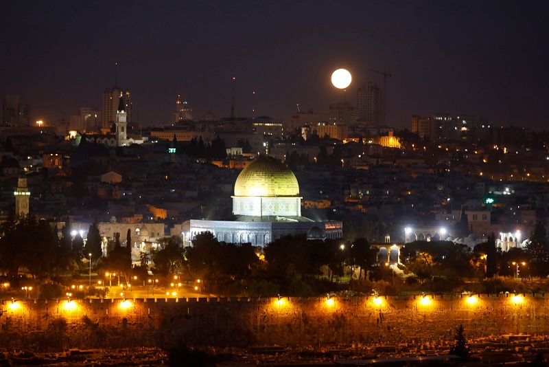 La llamada "superluna" se alza sobre el casco viejo de Jerusalén.