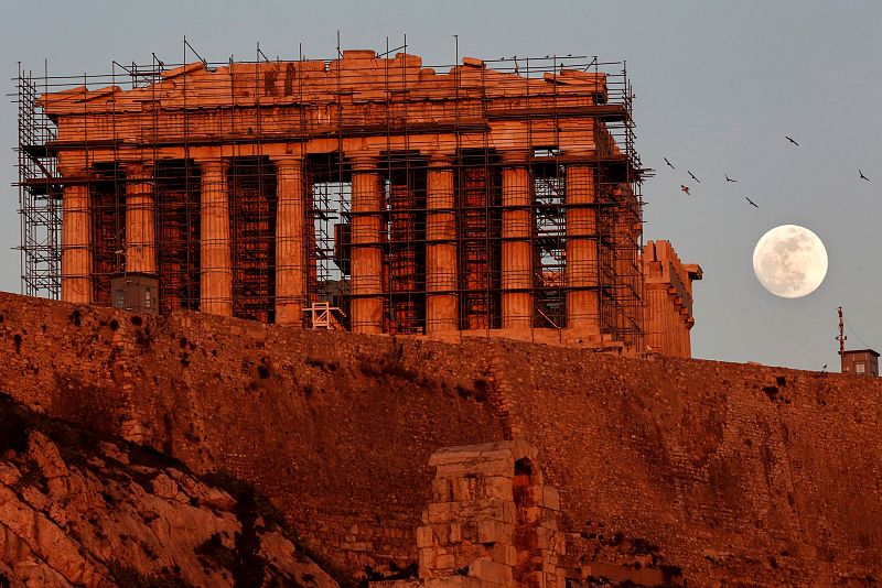 Vista de la Luna llena junto al Partenón de Atenas, Grecia. En Europa, el eclipse total de Luna no ha sido visible.