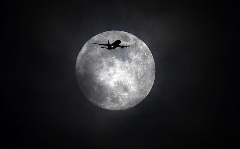Un avión vuela junto a la luna llena en Londres, Reino Unido. Los habitantes de gran parte del planeta pueden apreciar un eclipse total de la llamada superluna azul, la segunda luna llena del mes y en su posición más cercana a la Tierra.