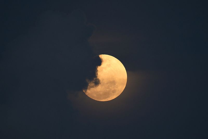El eclipse de superluna azul, desde la ciudad de Legazpi, al sur de Manila, en Filipinas.