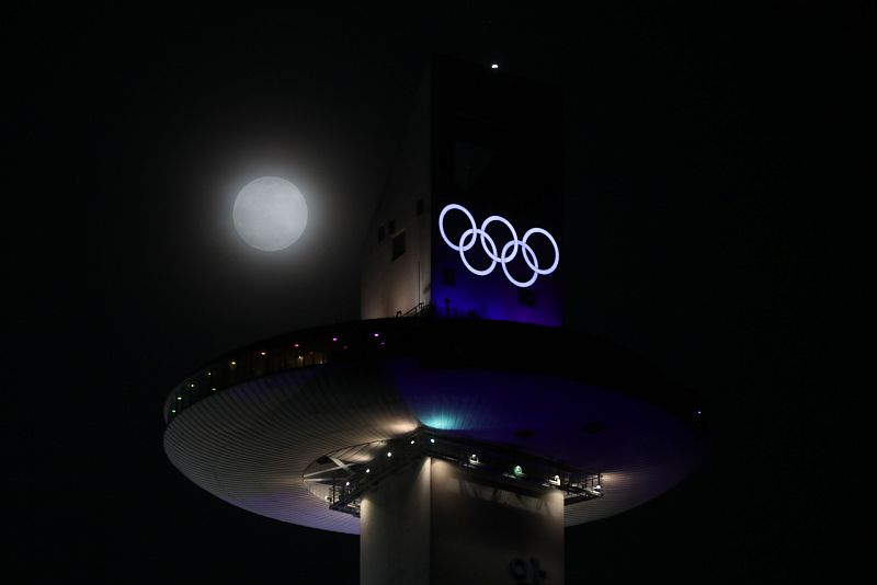 La superluna, detrás de los aros olímpicos de Pyeongchang, en Corea del Sur.