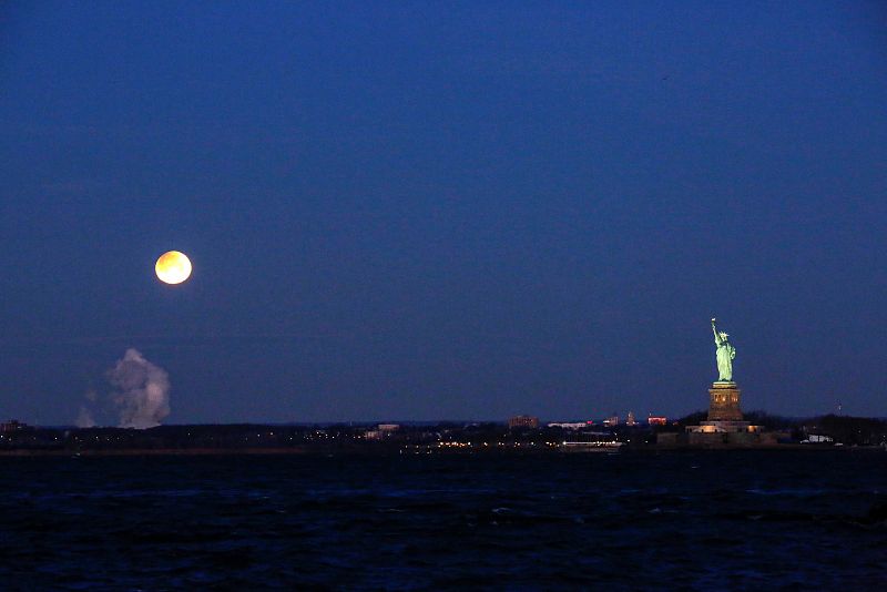 Vista de la ciudad de Nueva York, con la Estatua de la Libertad y, sobre ella, la superluna azul.