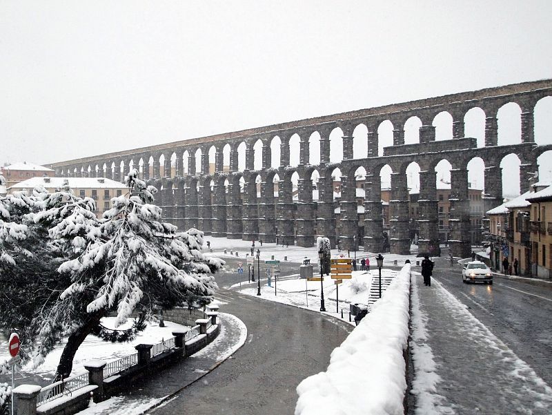 Vista del acueducto de Segovia durante la intensa nevada registrada en la ciudad