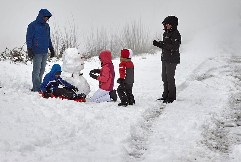Una familia disfruta de la nieve en el pueblo de O Cebreiro (Lugo) a 1.300 metros de altitud