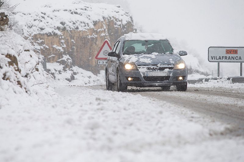 Un coche circula por la CV15 en el Coll d'Ares
