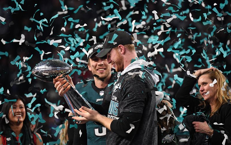 Nick Foles y Carson Wetz con el título de Super Bowl