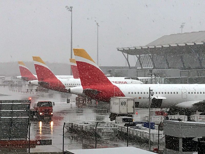 La nieve provoca retrasos en el aeropuerto de Barajas