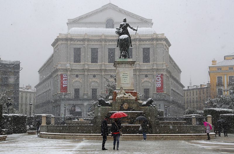 Nieve en la plaza de Ópera de Madrid