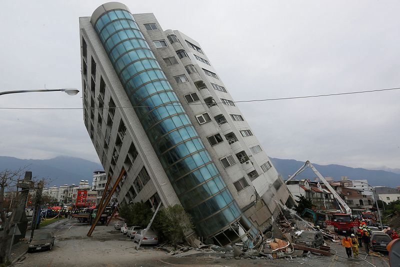 Edificio inclinado por el terremoto en Hualien. El terremoto de Taiwán ha causado al menos nueve muertos y hay m&aacute;s de 50 desaparecidos.