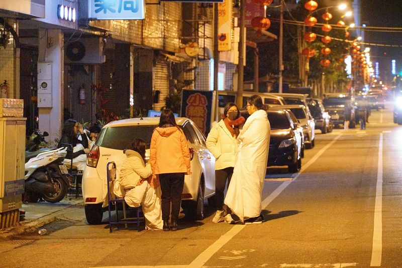 Los vecinos han pasado la noche fuera de sus casas en Hualien, la localidad de Taiwán más afectada por el terremoto.