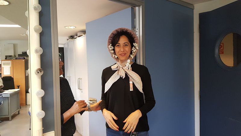 Inés Tostón, de Comunicación del TR, con uno de los sombreros hechos en el Teatro para La Bohème