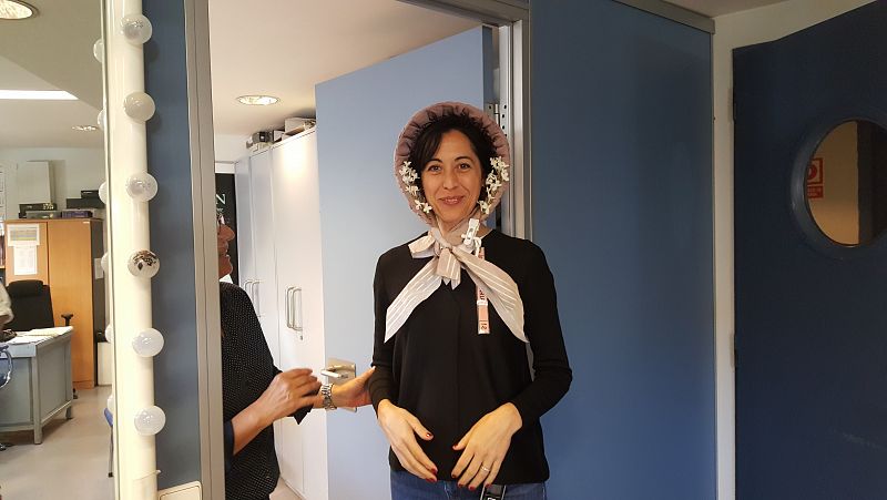 Inés Tostón, de Comunicación del TR, con uno de los sombreros hechos en el Teatro para La Bohème