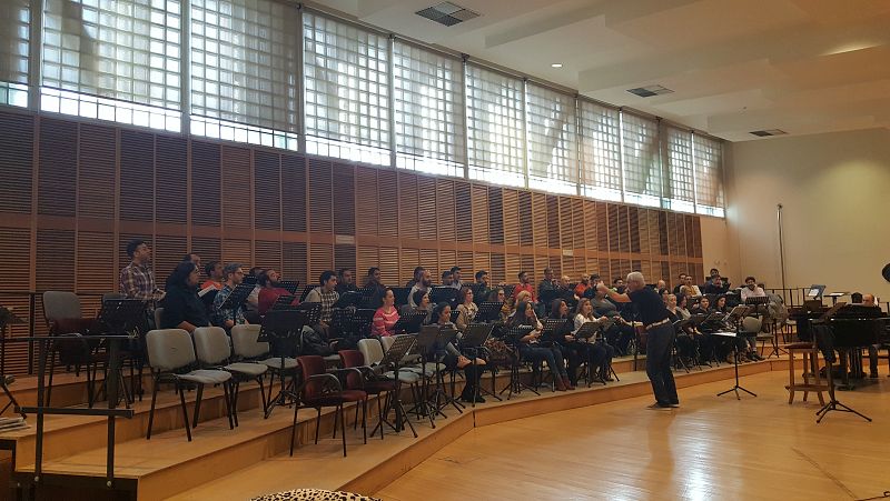 El maestro Andrés Máspero en pleno ensayo del Coro