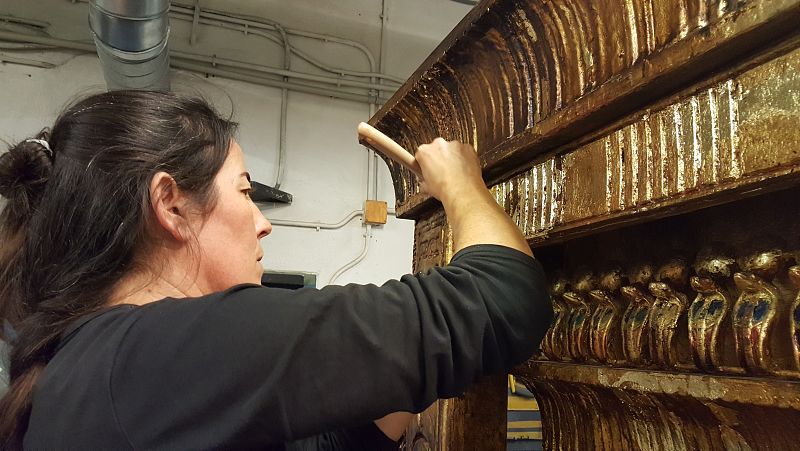 Ruth García, Oficial de Utilería, restaurando el baldaquino de Aida