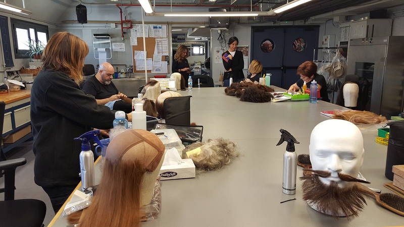 En Caracterización preparando pelucas