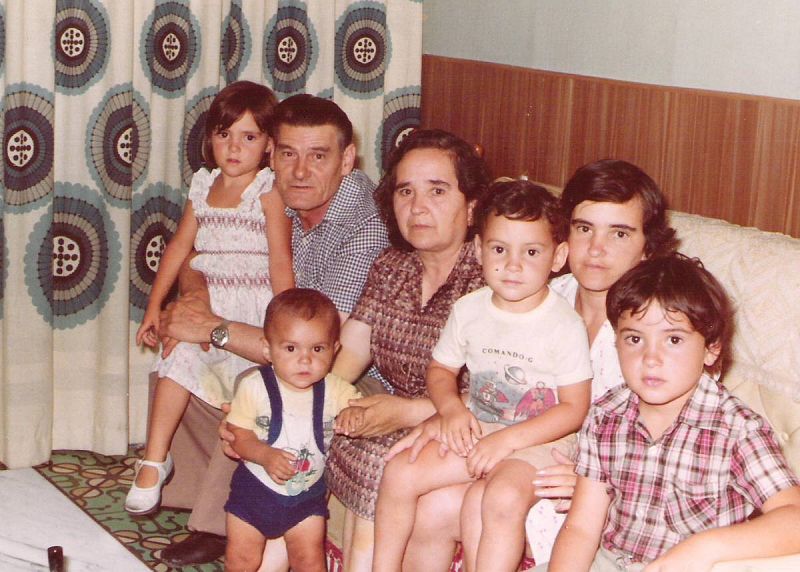 Los padres de Chari con sus cinco hijos