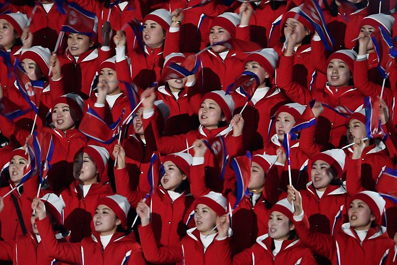 Las animadoras de Corea del Norte, en la grada del estadio donde se celebra la inauguración de los Juegos de Invierno de Pyeongchang, en Corea del Sur.