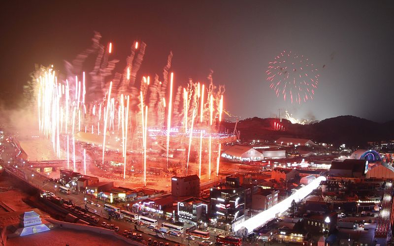 Los fuegos artificiales también han sido protagonistas en el inicio de la fiesta deportiva olímpica de invierno en Pyeongchang.