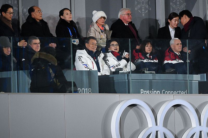 Kim Yo Jong, la hermana del presidente de Corea del Norte Kim Jong Un, en el palco de la ceremonia de inauguración de los Juegos en una visita histórica, donde también está el presidente de Coera del Sur Moon Jae-in.