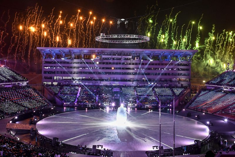 Fuegos artificiales en el exterior del Estadio Olímpico de Pyeongchang, que acoge la ceremonia de inauguración y acogerá la de clausura.