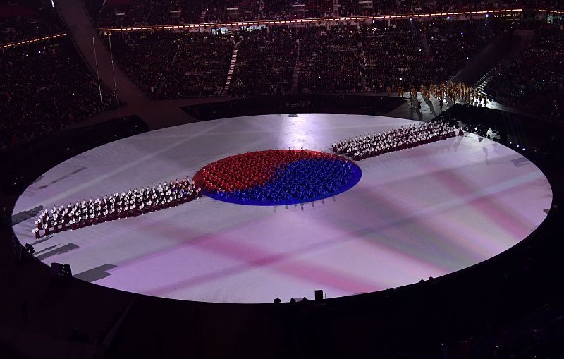 Uno de los momentos clave de la ceremonia ha sido la formación de la bandera de Corea del Sur en el centro del escenario.