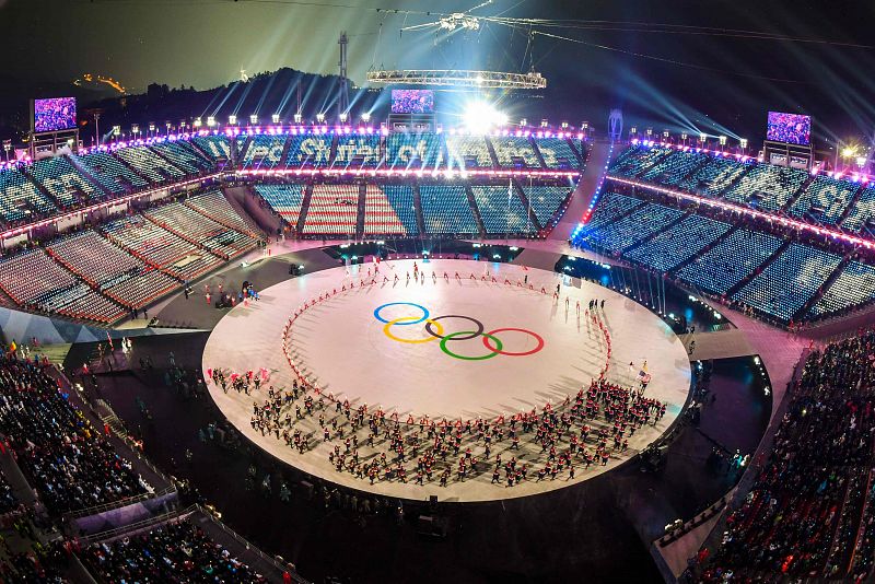 Los aros olímpicos presencian la entrada de todos 92 países participantes en los Juegos de PYeongchang 2018. En la imagen, desfila la delegación de Estados Unidos, la más numerosa con 242, una cifra récord.