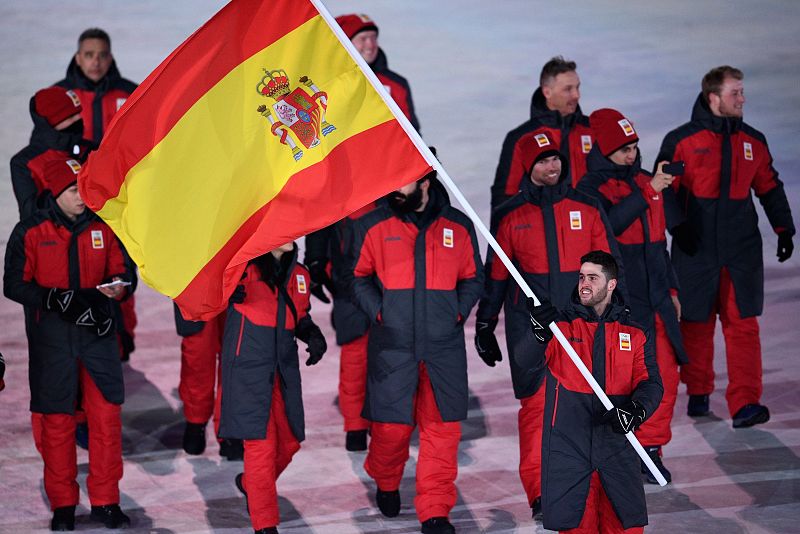 Lucas Eguibar abandera la delegación española en la ceremonia de inauguración de los Juegos de Pyeongchang 2018. España ha salido en el 38º lugar entre los 92 participantes, que han desfilado según el orden del alfabeto coreano.