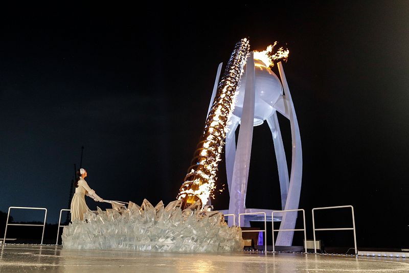 La patinadora sobre hielo coreana Kim Yu-na fue la encargada de encender el pebetero olímpico.