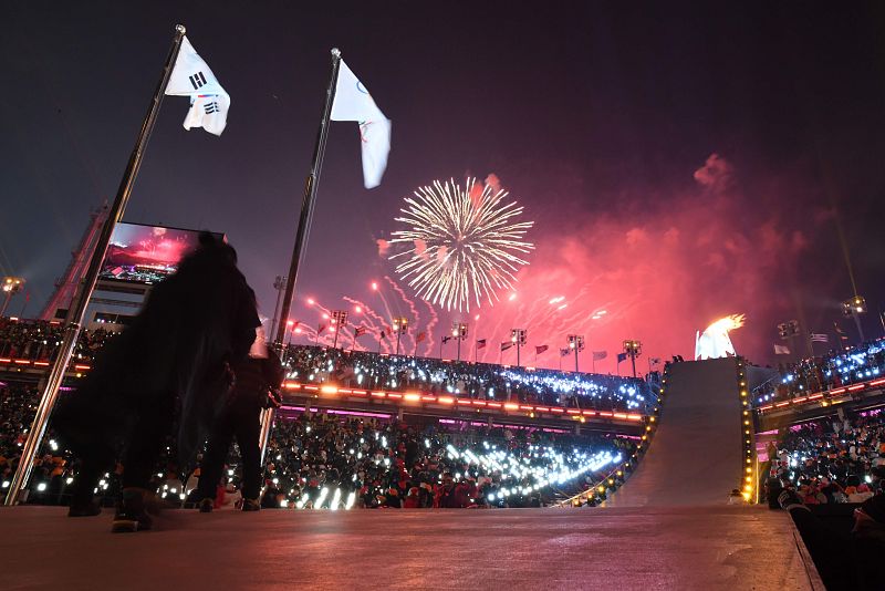 Los fuegos artificiales, con la llama encendida en el pebetero, colocaron el broche a la ceremonia de inauguración de los Juegos de Pyeongchang 2018.